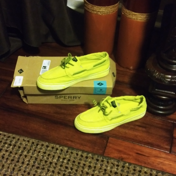 Women's sneaker - Picture 2 of 2